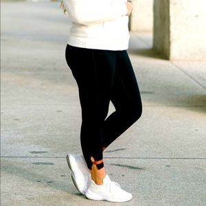 NWTB black strap deluxe sz 4